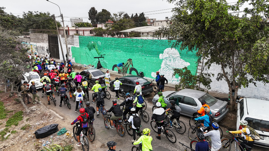 Ciclistas realizan mural